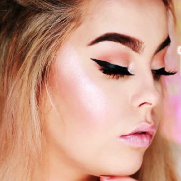 TOO FACED Love Light BLINDED BY LIGHT Highlighter - Picture 11 of 14